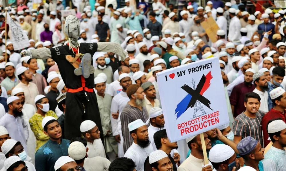 Οργή κατά του Μακρόν στο Μπαγκλαντές: 50.000 ισλαμιστές διαδήλωσαν κατά της Γαλλίας